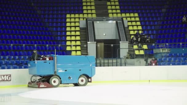 Snö maskin på ess arena — Stockvideo
