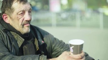 Dilenci evsiz serseri. Yoksulluk. Serserilik. Kyiv. Ukrayna.