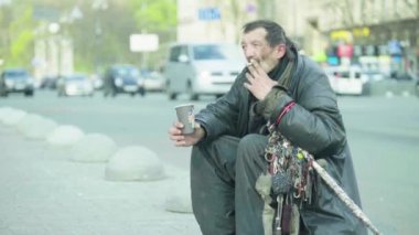 Dilenci evsiz serseri. Yoksulluk. Serserilik. Kyiv. Ukrayna.