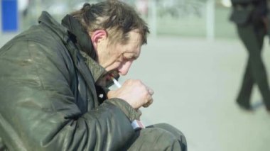 Dilenci evsiz serseri. Yoksulluk. Serserilik. Kyiv. Ukrayna.