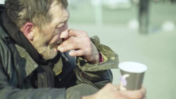 Bezdomny żebrak włóczęga. Ubóstwo. Włóczęgostwo. Kijów. Ukraina. — Wideo stockowe