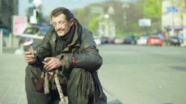Dilenci evsiz serseri. Yoksulluk. Serserilik. Kyiv. Ukrayna.