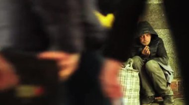 Dilenci evsiz serseri. Yoksulluk. Serserilik. Kyiv. Ukrayna.