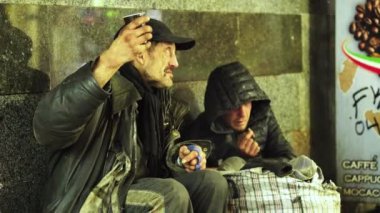 Dilenci evsiz serseri. Yoksulluk. Serserilik. Kyiv. Ukrayna.