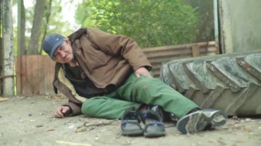 Dilenci evsiz serseri. Yoksulluk. Serserilik. Kyiv. Ukrayna.