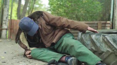 Dilenci evsiz serseri. Yoksulluk. Serserilik. Kyiv. Ukrayna.