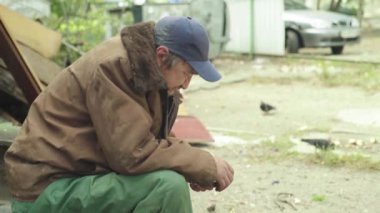 Dilenci evsiz serseri. Yoksulluk. Serserilik. Kyiv. Ukrayna.