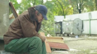 Dilenci evsiz serseri. Yoksulluk. Serserilik. Kyiv. Ukrayna.