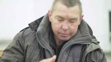 Dilenci evsiz serseri. Yoksulluk. Serserilik. Kyiv. Ukrayna.