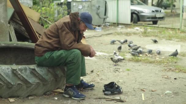 Bezdomny żebrak włóczęga. Ubóstwo. Włóczęgostwo. Kijów. Ukraina. — Wideo stockowe