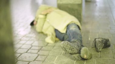 Dilenci evsiz serseri. Yoksulluk. Serserilik. Kyiv. Ukrayna.