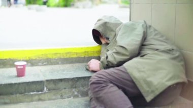Dilenci evsiz serseri. Yoksulluk. Serserilik. Kyiv. Ukrayna.