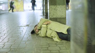 Dilenci evsiz serseri. Yoksulluk. Serserilik. Kyiv. Ukrayna.