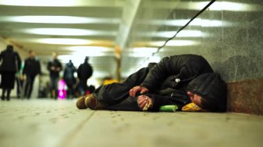 Dilenci evsiz serseri. Yoksulluk. Serserilik. Kyiv. Ukrayna.