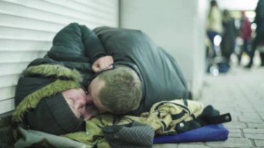 Dilenci evsiz serseri. Yoksulluk. Serserilik. Kyiv. Ukrayna.