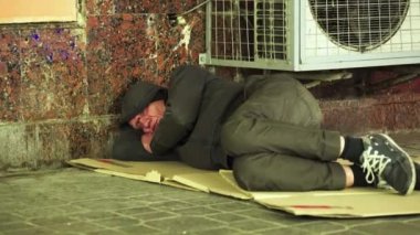 Dilenci evsiz serseri. Yoksulluk. Serserilik. Kyiv. Ukrayna.