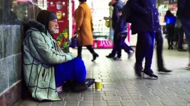 Dilenci evsiz serseri. Yoksulluk. Serserilik. Kyiv. Ukrayna.