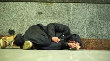 Dilenci evsiz serseri. Yoksulluk. Serserilik. Kyiv. Ukrayna.