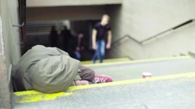 Dilenci evsiz serseri. Yoksulluk. Serserilik. Kyiv. Ukrayna.