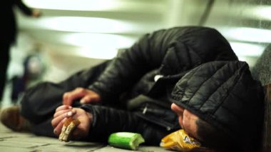 Dilenci evsiz serseri. Yoksulluk. Serserilik. Kyiv. Ukrayna.