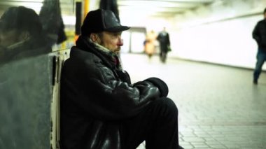 Dilenci evsiz serseri. Yoksulluk. Serserilik. Kyiv. Ukrayna.