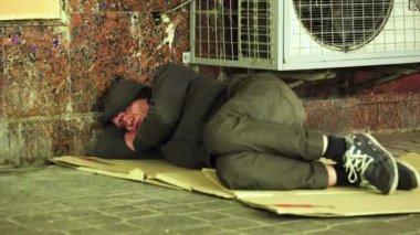 Dilenci evsiz serseri. Yoksulluk. Serserilik. Kyiv. Ukrayna.
