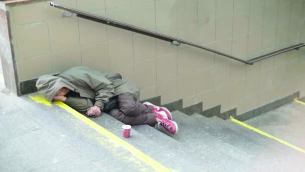 Beggar homeless man tramp. Poverty. Vagrancy. Kyiv. Ukraine. — Stock Video