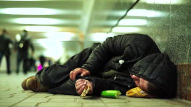 Dilenci evsiz serseri. Yoksulluk. Serserilik. Kyiv. Ukrayna.