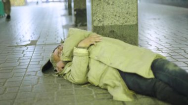 Dilenci evsiz serseri. Yoksulluk. Serserilik. Kyiv. Ukrayna.