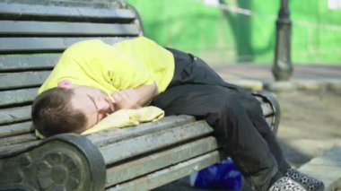 Dilenci evsiz serseri. Yoksulluk. Serserilik. Kyiv. Ukrayna.