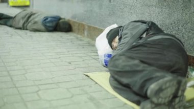 Dilenci evsiz serseri. Yoksulluk. Serserilik. Kyiv. Ukrayna.