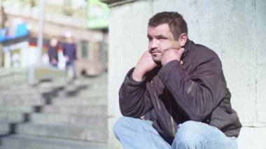 Dilenci evsiz serseri. Yoksulluk. Serserilik. Kyiv. Ukrayna.