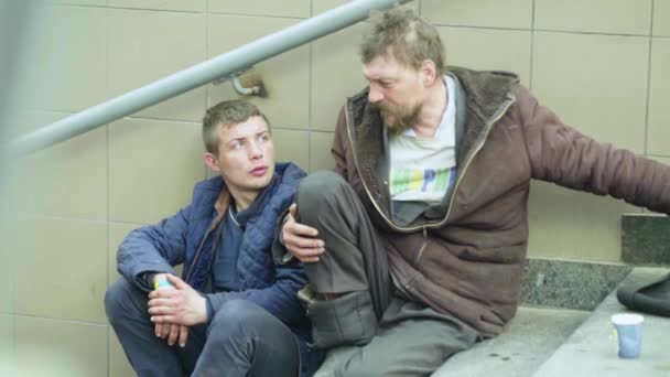 En hemlös tiggare. Fattigdom. Vördnadsfull. Kiev. Ukraina. — Stockvideo