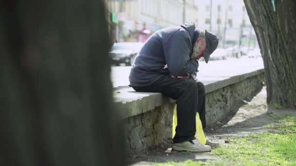 Un barbone senzatetto mendicante. Poverta '. Vagabondaggio. Kiev. Ucraina. — Video Stock