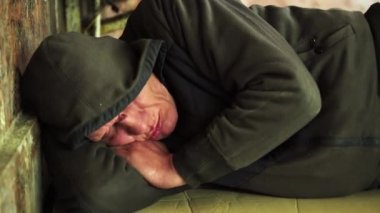 Dilenci evsiz serseri. Yoksulluk. Serserilik. Kyiv. Ukrayna.