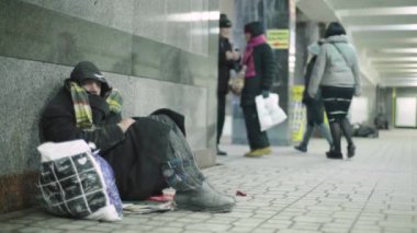 Dilenci evsiz serseri. Yoksulluk. Serserilik. Kyiv. Ukrayna.