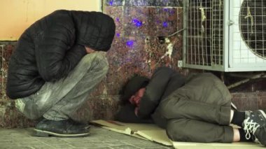 Dilenci evsiz serseri. Yoksulluk. Serserilik. Kyiv. Ukrayna.