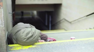 Dilenci evsiz serseri. Yoksulluk. Serserilik. Kyiv. Ukrayna.