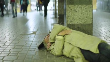 Dilenci evsiz serseri. Yoksulluk. Serserilik. Kyiv. Ukrayna.