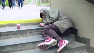 Dilenci evsiz serseri. Yoksulluk. Serserilik. Kyiv. Ukrayna.