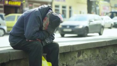 Dilenci evsiz serseri. Yoksulluk. Serserilik. Kyiv. Ukrayna.