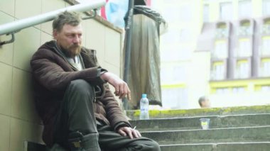 Dilenci evsiz serseri. Yoksulluk. Serserilik. Kyiv. Ukrayna.
