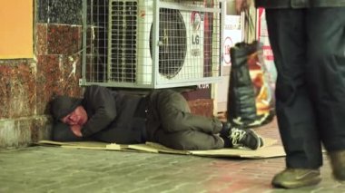 Dilenci evsiz serseri. Yoksulluk. Serserilik. Kyiv. Ukrayna.