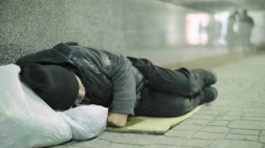 Dilenci evsiz serseri. Yoksulluk. Serserilik. Kyiv. Ukrayna.
