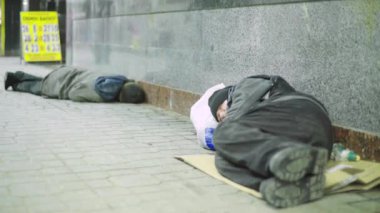 Dilenci evsiz serseri. Yoksulluk. Serserilik. Kyiv. Ukrayna.