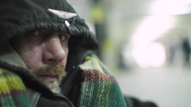 Bettler Obdachloser Landstreicher. Armut. Vagranz. Kiew. Ukraine. — Stockvideo
