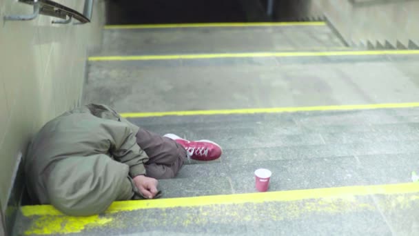 Een dakloze zwerver. Armoede. Vagrantie. Kiev. Oekraïne. — Stockvideo