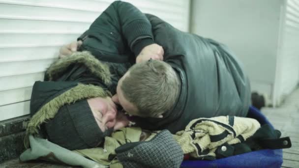 乞食ホームレスの男のトランプ。貧困。浮浪者だ。キエフ。ウクライナ. — ストック動画
