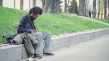 Dilenci evsiz serseri. Yoksulluk. Serserilik. Kyiv. Ukrayna.