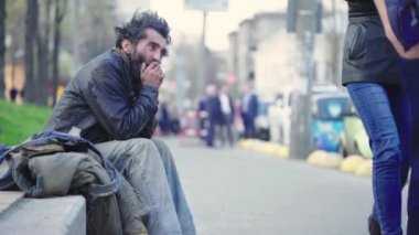 Dilenci evsiz serseri. Yoksulluk. Serserilik. Kyiv. Ukrayna.